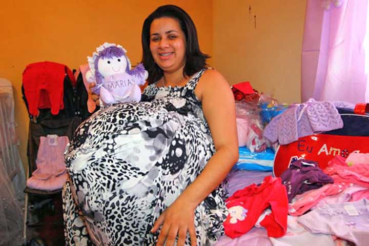 A simulação da barriga foi feita com enchimentos de silicone, conforme ficou demonstrado depois.