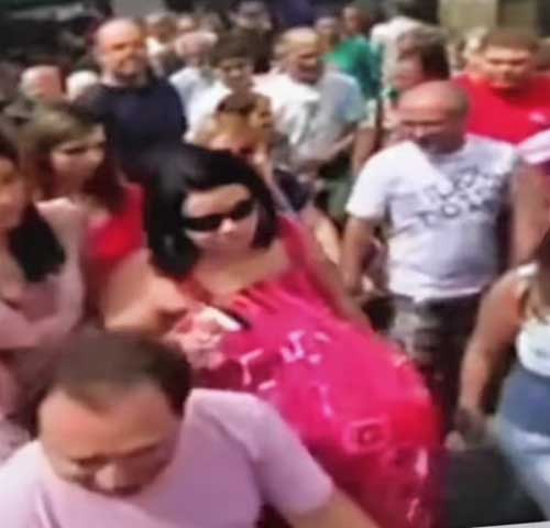 À época, ela era dona de uma escola infantil. Os seus relatos sobre as dificuldades econômicas na iminência de dar à luz quatro filhas de uma vez comoveu o público que, sensibilizado, fez uma série de doações, entre fraldas e um quarto mobiliado para os bebês.
