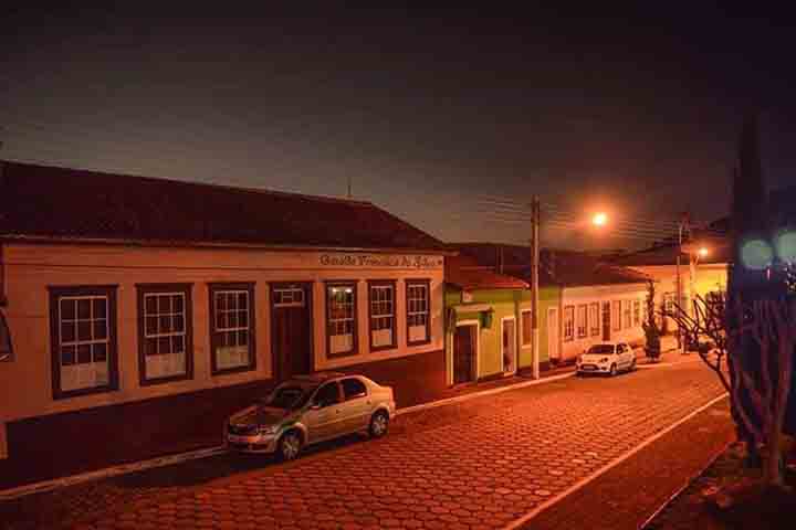 Durante a Revolução Constitucionalista de 1932, São Bento do Sapucaí desempenhou um papel significativo, servindo como cenário de combates entre paulistas e mineiros. Voluntários se posicionaram em trincheiras na divisa dos estados, resistindo ao avanço das tropas getulistas. 