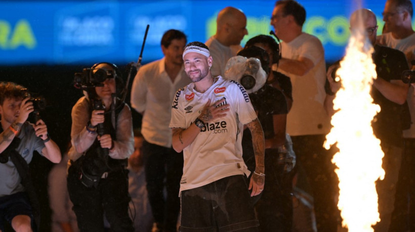 Visivelmente emocionado, Neymar foi apresentado na Vila Belmiro, casa do Santos 