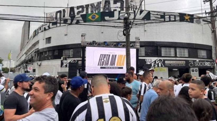 Santistas se reúnem em grande número do lado de fora do estádio para assistir evento de chegada do reforço em telão na avenida principal