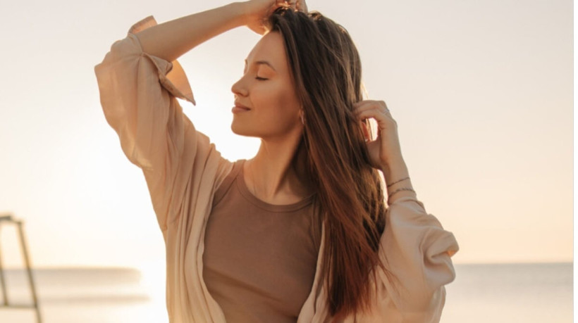 Alguns cuidados ajudam a evitar a queda de cabelo no verão (Imagem: Look Studio | Shutterstock)