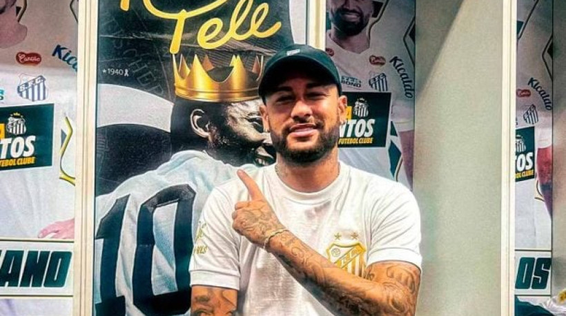 Atacante, de 32 anos, chega em definitivo ao Peixe, por cinco meses, após rescindir com o Al-Hilal, da Arábia Saudita