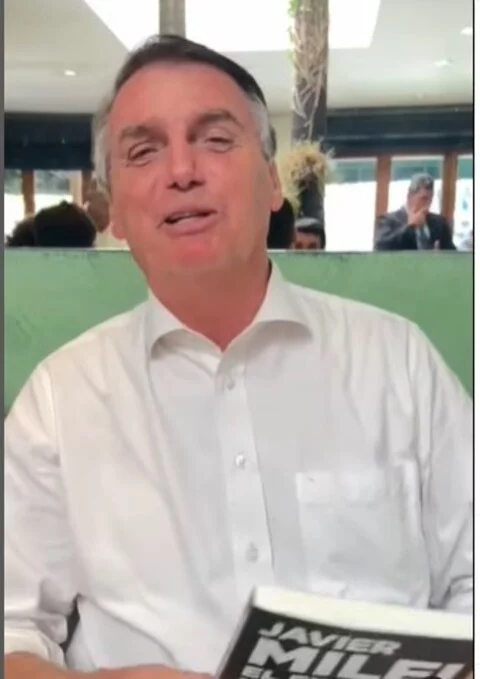 Alinhado ao ex-presidente brasileiro Jair Bolsonaro, que chegou a postar vídeo de apoio ao candidato durante a eleição, Milei defende o livre acesso às armas por parte da população.