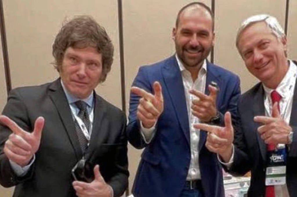 O deputado federal Eduardo Bolsonaro (PL-SP), filho do ex-presidente brasileiro, atuou intensivamente na eleição argentina. O parlamentar brasileiro viajou até Buenos Aires para acompanhar o pleito de perto.