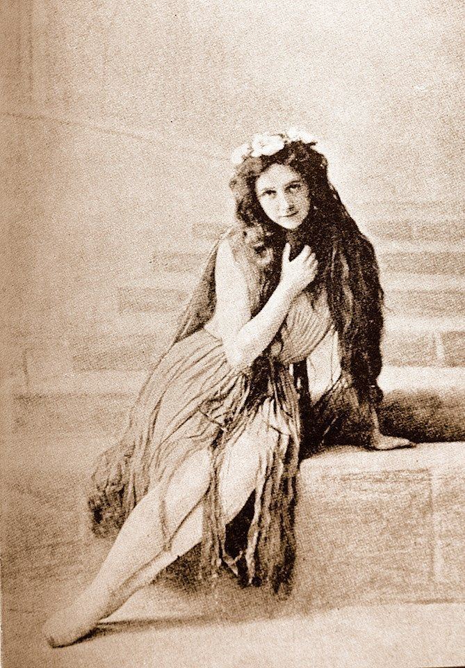 A obra foi adaptada para diversos meios culturais. Na foto, a atriz e bailarina Ellen Price como a pequena sereia, integrante do elenco do Royal Danish Ballet, balé dinamarquês, no ano de 1909.