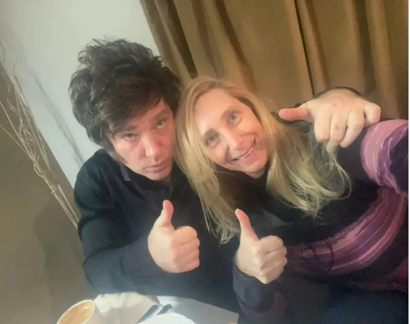 Karina, chamada por Milei de A Chefe, coordenou a campanha do irmão e faz leituras de tarô com indicações de como ele deve proceder e em quem confiar.