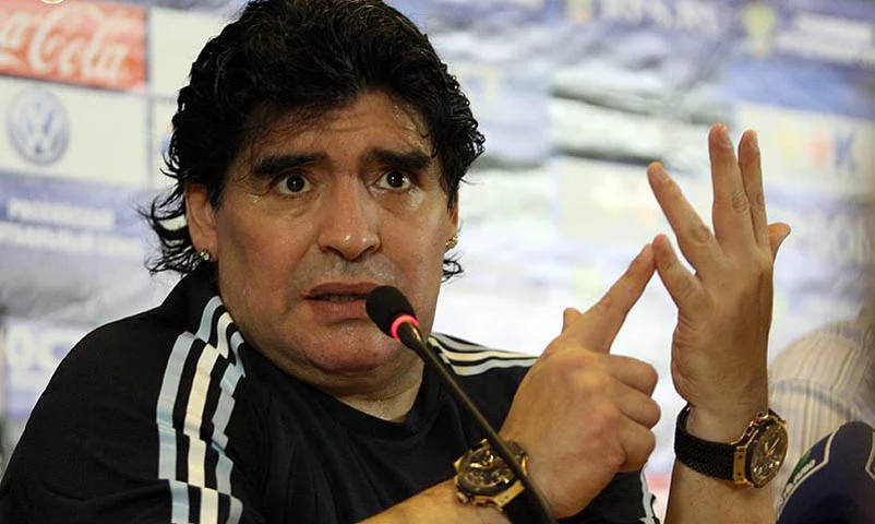 Durante a campanha, adversários resgataram postagem de Milei em redes sociais nas quais o político debochava de Maradona chamando o ídolo argentino, morto em 2019, de Maradroga.