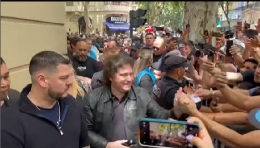 O ultraliberal Milei, de 54 anos, é economista formado pela Universidade de Belgrano, em Buenos Aires. Ele tornou-se conhecido nacionalmente por participações em talk-shows, além de ter criado um programa chamado Derrubando Mitos. Com a popularidade conquistada, elegeu-se deputado federal em 2021.