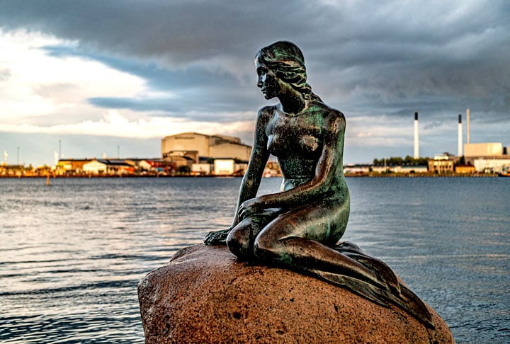Mas a principal escultura de sereia está em Copenhague, na Dinamarca. É a  pequenina, charmosa e famosíssima Pequena Sereia, no Porto de Copenhague.  Inspirada no conto homônimo de Hans Christian Andersen, tornou-se símbolo da cidade.
