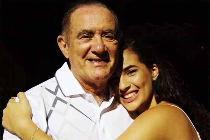 Além de Lívian, o humorista tem mais quatro filhos, todos frutos do casamento anterior de Renato Aragão com Marta Rangel: Paulo, Renato, Ricardo e Juliana. 
