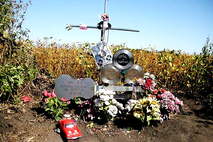 A morte precoce de Buddy Holly, aos 22 anos, teve um impacto profundo na música e na cultura da época. Ela foi marcada como o fim de uma era de inocência no rock, sendo imortalizada na canção American Pie de Don McLean, que descreve o trágico acidente como o dia em que a música morreu.