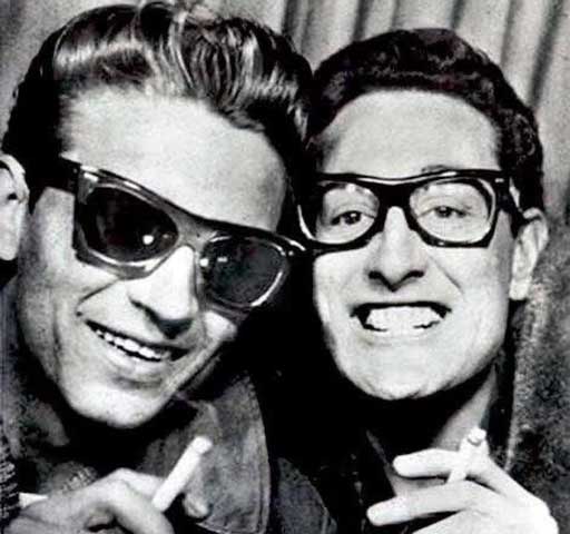 No entanto, como as vagas eram limitadas, Valens e Richardson participaram de um sorteio para ver quem viajaria de avião. O sorteio foi feito por meio de cara ou coroa, e foi Ritchie Valens quem ganhou, ficando com o lugar no avião. The Big Bopper, que estava com um resfriado forte, também conseguiu embarcar após uma troca de assentos com Waylon Jennings.