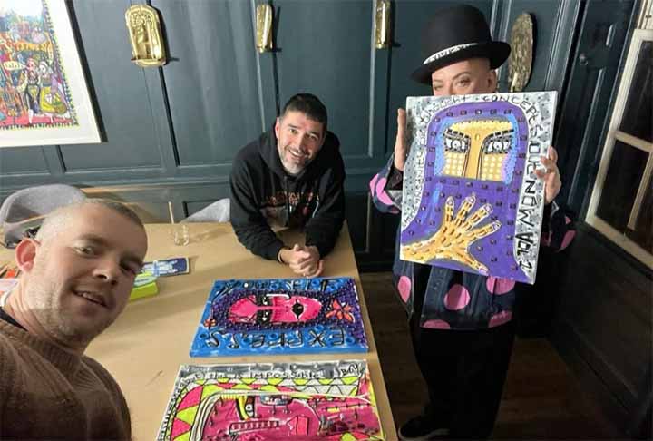 Conhecido por sua voz soulful e aparência andrógina, George fez parte do movimento New Romantic inglês, que surgiu no final da década de 1970 até o início da década de 1980.