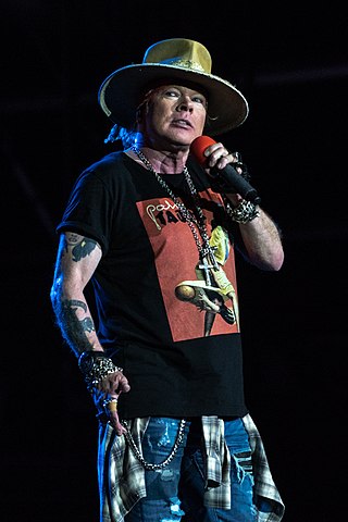 Houve também casos de famosos que meteram a mão em fãs que eles acharam inconvenientes. Em 1991, durante lendário show em Saint Louis, Axl Rose, vocalista do Guns And Roses, se irritou com um fã que fotograva o espetáculo, voou do palco para a plateia e pegou o fã em cheio. 