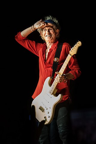 Keith Richards evitou que um fã exaltado agarrasse Mick Jagger no palco usando a guitarra para dar um sacode no abusado. 