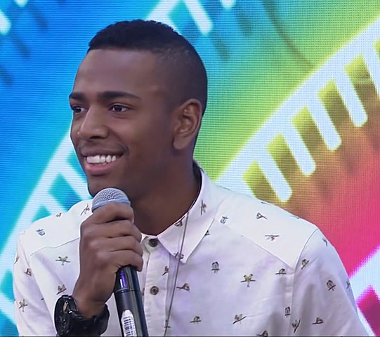 Nego do Borel partiu pra cima de um fã que fez comentários que ele julgou racistas durante um show. Falou o que não devia, recebeu o que não queria. 