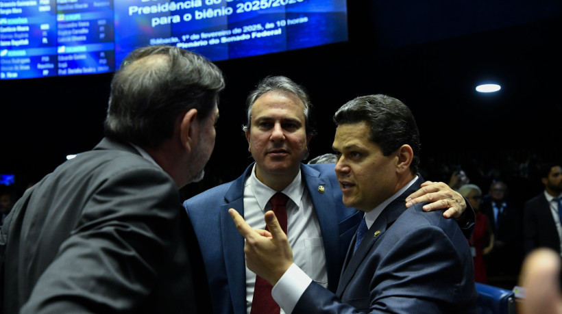 Senador Davi Alcolumbre (União Brasil-AP) com os senadores cearenses Camilo Santana e Cid Gomes, antes de ser eleito presidente do Senado