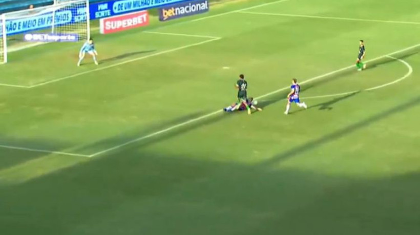 Lucas Sasha dá carrinho em Vitinho e é expulso no primeiro tempo da partida entre Floresta e Fortaleza, no Presidente Vargas