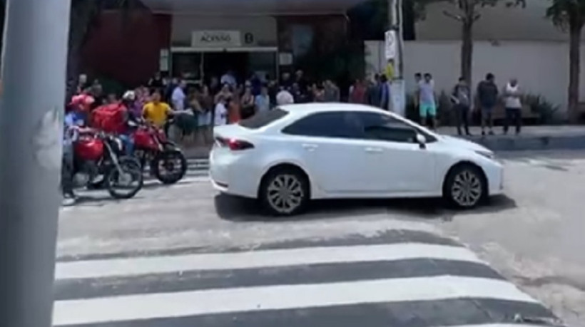 Homem foi morto a tiros em frente a um dos acessos do shopping Via Sul, localizado no bairro Sapiranga