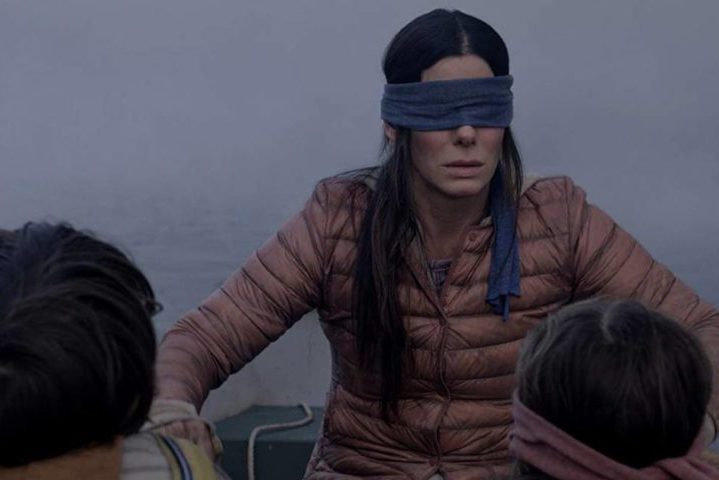 Em Bird Box (2018), Bullock luta para sobreviver em um mundo com criaturas mortais, usando vendas nos olhos para proteger a si mesma e aos filhos do contato visual com as ameaças.