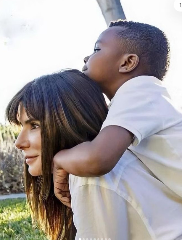 Ela está bem agora. Os filhos dela são incríveis. Ela é muito feliz por ser mãe. E os amigos lhe deram o apoio, tanto durante a doença dele quanto depois. Ela é grata por todo esse amor, disse a fonte em entrevista à revista People. 