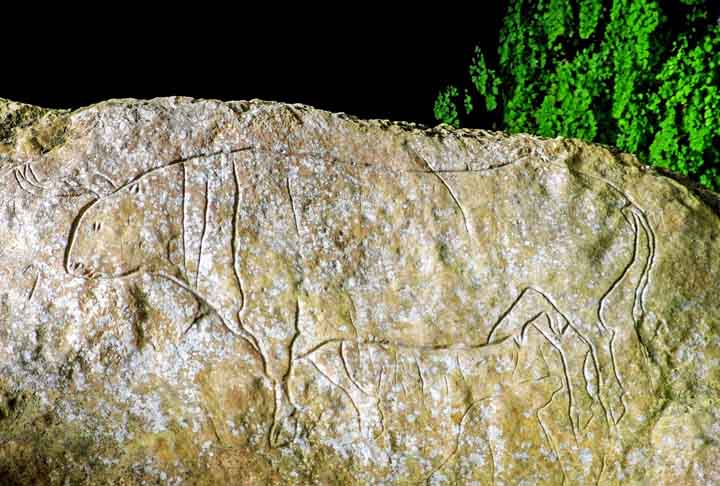 Esse período também teve produções artísticas, destacando-se as pinturas rupestres e pequenas obras de escultura. A arte pré-histórica pode ser parte do registro cotidiano do homem bem como ter finalidades ritualísticas. 