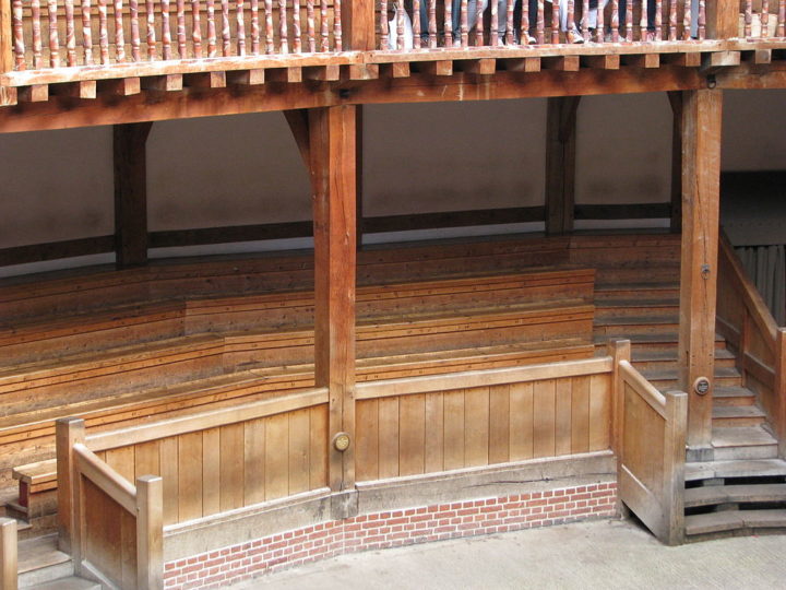 Em 1613, um incêndio acidental durante uma apresentação de Henrique VIII consumiu o teatro original. 