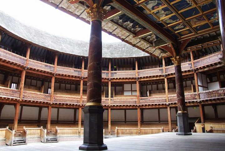 Reconstruído no ano seguinte, o Globe continuou a funcionar por mais algumas décadas, mas enfrentou declínio com o fechamento dos teatros em Londres ordenado por Oliver Cromwell em 1642, durante a Guerra Civil Inglesa.