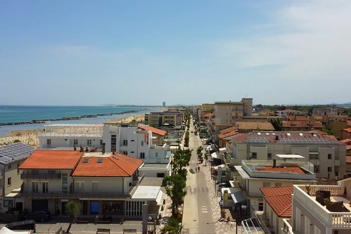 A cidade italiana mais próxima é Rimini, que possui uma estação ferroviária conectada a várias cidades italianas. 