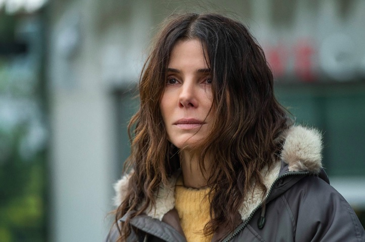 A atriz já viveu momentos de pânico ao ter sua casa invadida por um fã obcecado por ela. Bullock ficou 15 minutos trancada, escondida em um closet, até a chegada da polícia.