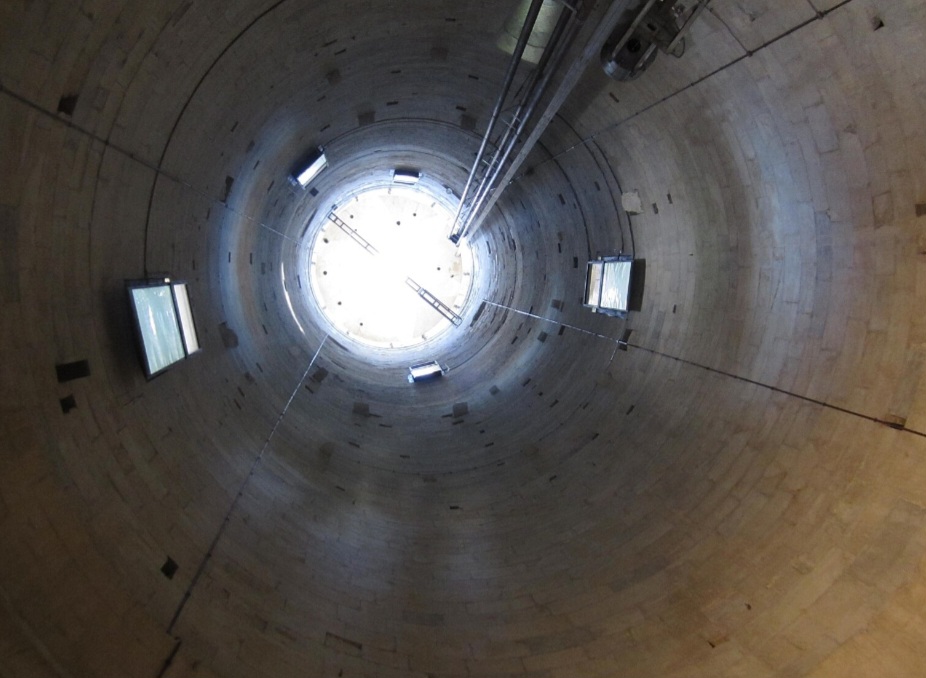 A torre de Pisa, na verdade, é um campanário da catedral, que significa “torre sineira”, designada para guardar sinos. A torre, que em italiano é pronunciada como Piazza dei Miracoli, é a terceira obra mais antiga da Praça dos Milagres. 