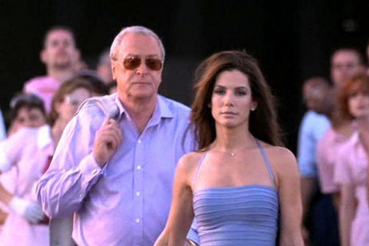 Em Miss Simpatia (2000), a atriz interpreta a agente do FBI Gracie Hart, que se disfarça como uma concorrente em um concurso de beleza para impedir um possível ataque terrorista.