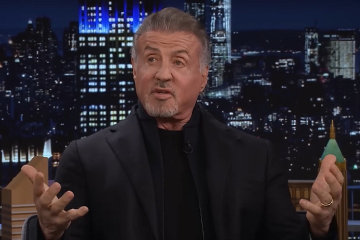 Os atores Sylvester Stallone e Bruce Willis tiveram uma rixa em 2014 que levou o astro de “Rocky” a retirar o colega do terceiro filme da saga “Os Mercenários”. Para voltar a interpretar o Sr. Chapelle, Willis pediu um cachê de 3 milhões de dólares, segundo o “The Hollywood Reporter”, o que irritou Stallone. 
