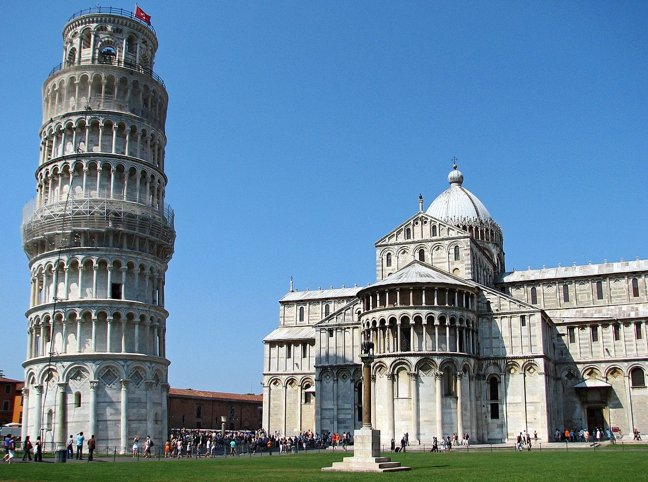A Itália tem muitos monumentos de rica beleza arquitetônica, que chamam a atenção não só dos moradores, como dos turistas. A construção do primeiro andar da Torre de Pisa começou no dia 9 de agosto de 1173, em um período de sucesso militar e prosperidade no país. 
