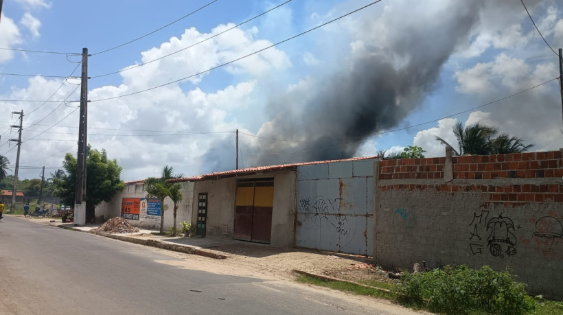 O incendio atingiu as proximidades do Rio Maranguapinho