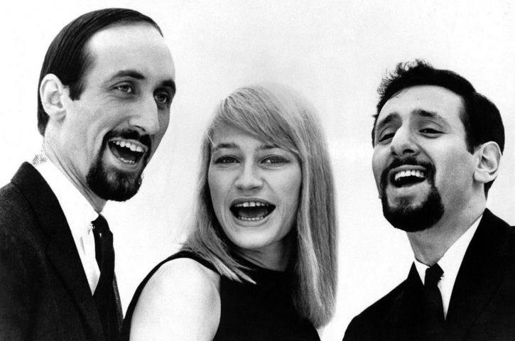10. Blowin' in the Wind - Peter, Paul and Mary: Embora originalmente escrita e gravada por Bob Dylan, a versão de Peter, Paul and Mary, lançada em 1963, ajudou a popularizar a canção. 