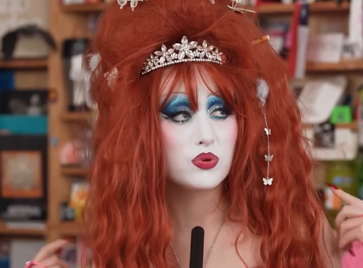 Doechii também concorreu como “Artista Revelação”, mas a estatueta foi entregue à cantora Chappel Roan (foto), um fenômeno do pop, assim como Sabrina Carpenter, outra que disputou a premiação.
