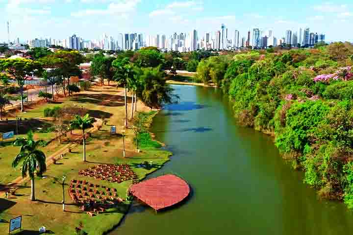 Jardim Botânico: Fundado em 1978, é um dos maiores jardins botânicos da região Centro-Oeste, com mais de 1 milhão de metros quadrados. Localizado no setor Pedro Ludovico, o espaço abriga trilhas ecológicas, lagos e espécies nativas do Cerrado, atraindo cerca de 20 mil visitantes mensais.
