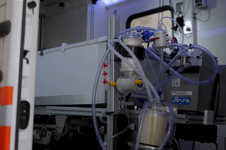 Questões éticas, custos altos e a falta de garantias alimentam debates em torno do tema. Mesmo assim, clientes veem a criônica como uma chance mínima, mas valiosa, de viajar no tempo.