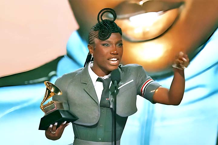 “Coloquei meu coração e alma nessa mixtape. Abri minha vida, passei por tanta coisa… Eu me dediquei para a sobriedade e Deus me disse que isso seria recompensado”, declarou Doechii ao receber o prêmio.
