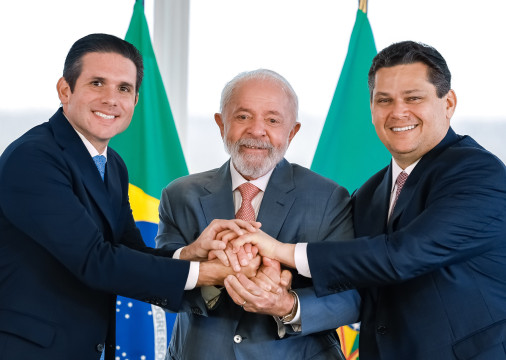 ￼PRESIDENTE Lula, entre os presidentes do Senado, Davi Alcolumbre (D), e da Câmara dos Deputados, Hugo Motta (E), em fevereiro de 2025