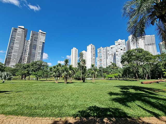 Parque Flamboyant: Inaugurado em 2007, o Parque Flamboyant é uma das áreas verdes mais populares de Goiânia, localizada no setor Jardim Goiás. O espaço oferece pistas de caminhada, ciclismo, dois lagos artificiais e jardins floridos. Com uma média de 5 mil visitantes semanais, é destino ideal para relaxar e praticar exercícios ao ar livre.