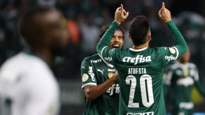 O jogador Eduard Atuesta, da SE Palmeiras, comemora seu gol contra a equipe do Goiás EC, durante partida válida pela vigésima primeira rodada, do Campeonato Brasileiro, Série A, na arena Allianz Parque. (Foto: Cesar Greco)