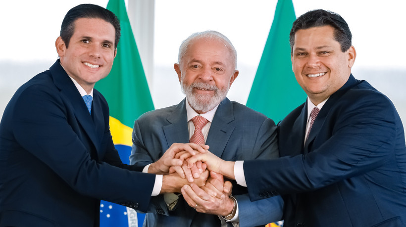 ￼PRESIDENTE Lula, entre os presidentes do Senado, Davi Alcolumbre (D), e da Câmara dos Deputados, Hugo Motta (E), em fevereiro de 2025