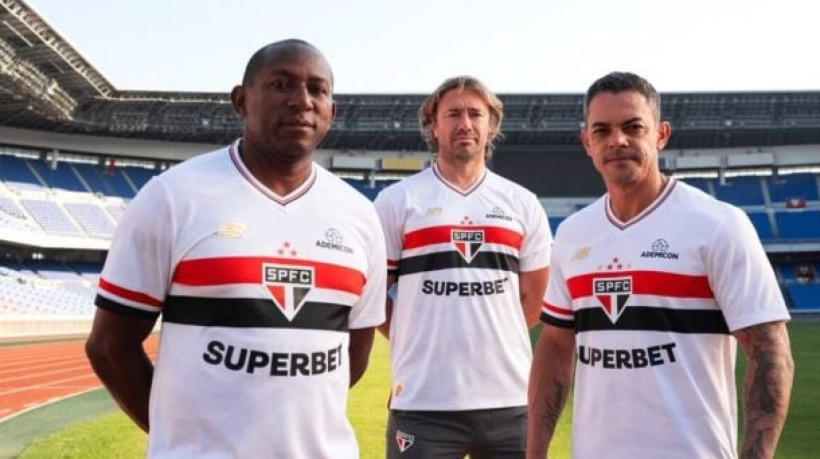 Nova camisa possui homenagens aos 20 anos do tricampeonato Mundial e foi lançada com ídolos do clube no Japão 