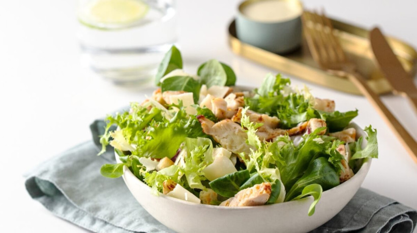 Salada de rúcula com alface e frango (Imagem: vasanty | Shutterstock)