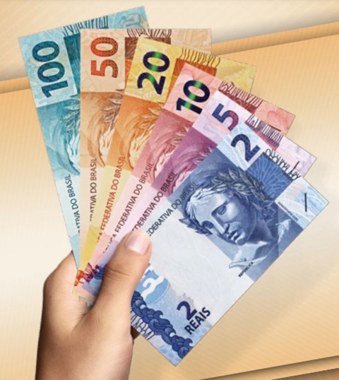 Nas notas da Primeira Família do Real, que continuam valendo e não precisam ser trocadas, sentir com os dedos se o papel é mais áspero que o papel comum e comparar com outras notas verdadeiras são boas formas de receber o dinheiro em segurança.