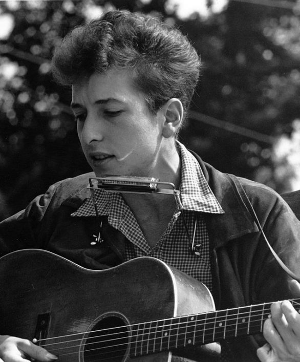 3. Highway 61 Revisited - Bob Dylan: Título de uma das faixas e do álbum lançado em 1965, essa é uma das músicas mais emblemáticas de Bob Dylan. 