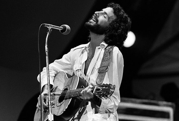 A letra fala sobre os desafios e recompensas de um relacionamento com uma mulher de personalidade forte, refletindo uma busca por amor e compreensão.